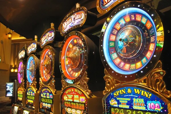 bet77 live-dealer demo table on Android mobile screen showing Blackjack gameplay